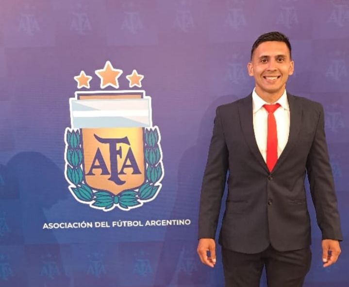 Firmó su primer contrato como árbitro AFA: es de Funes y trabaja de inspector de Tránsito